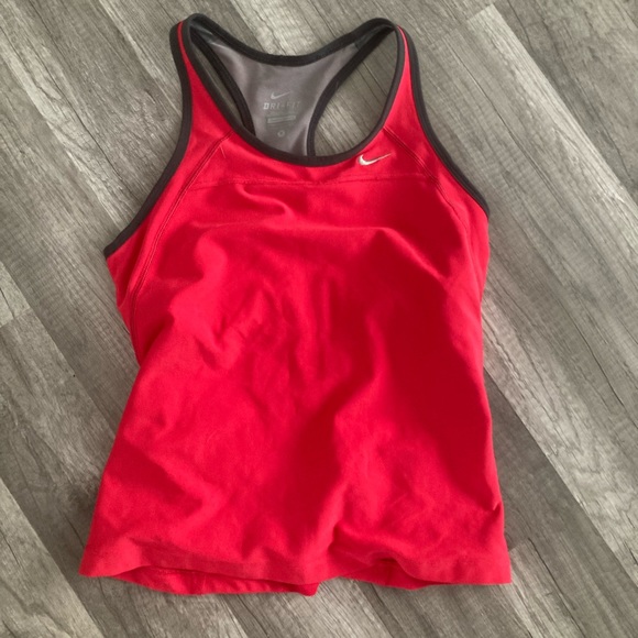 Nike Tops - Women’s Nike drifit workout tank top